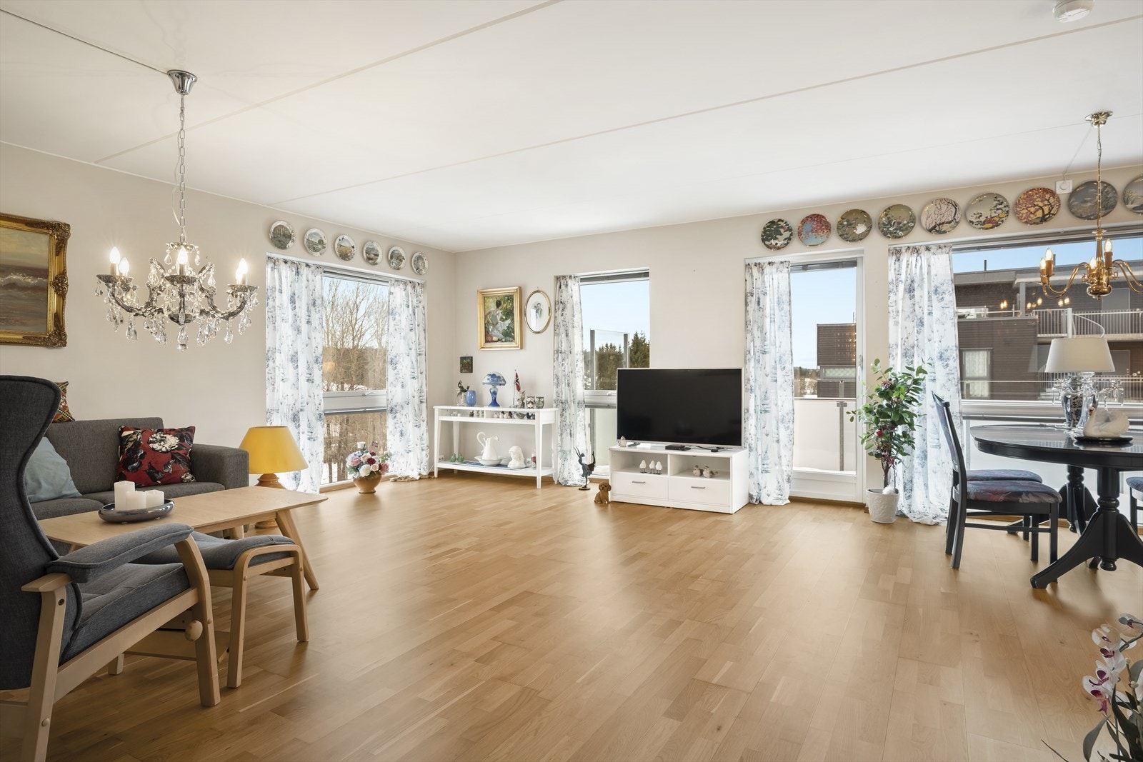 Stue med lys fra både syd og vest Galleribilde