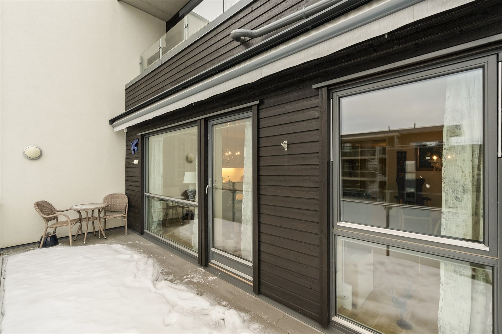 Vestvendt og solrik balkong med flislagt betongdekke og motorisert markise Galleribilde