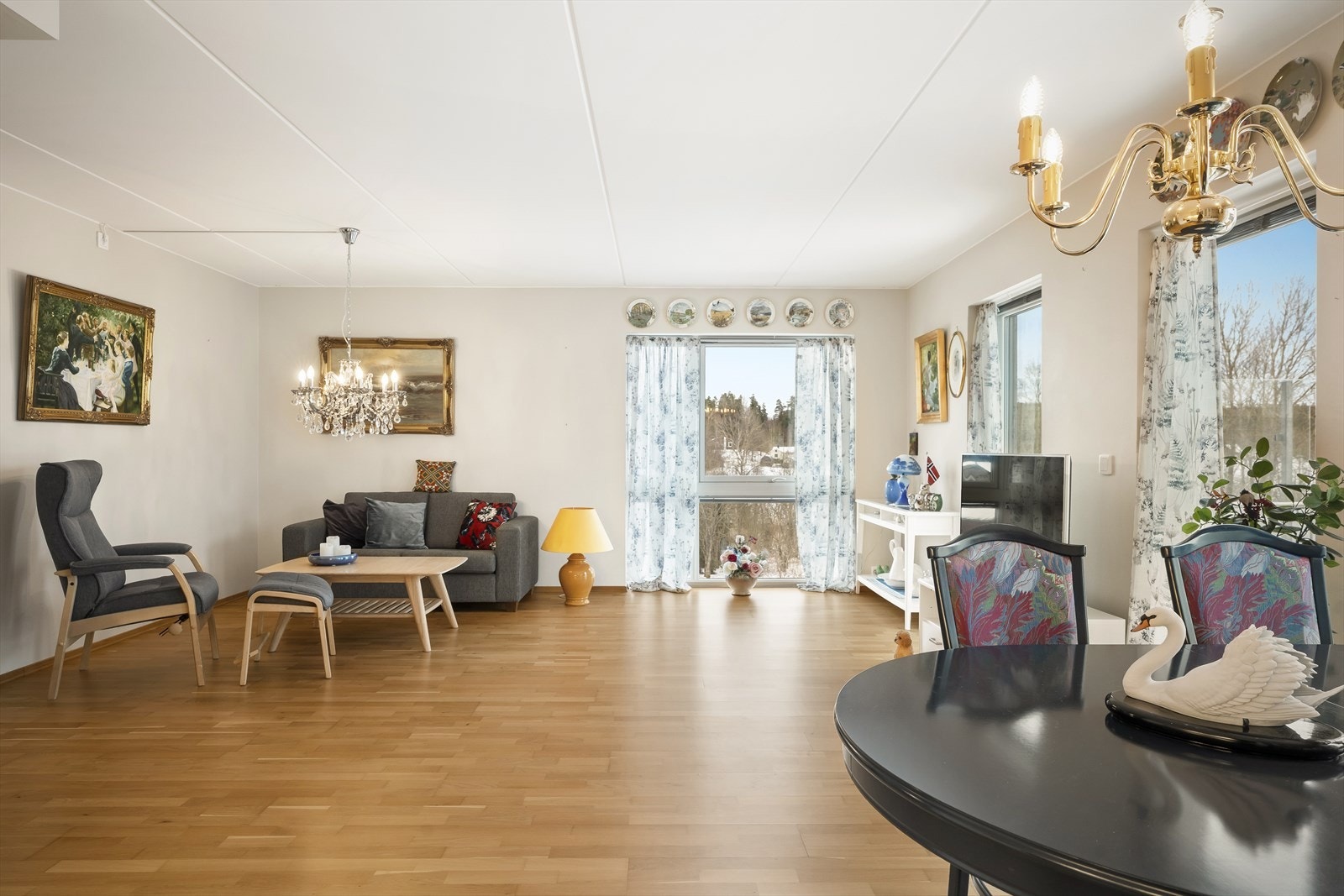 Stue med lys fra både syd og vest Galleribilde