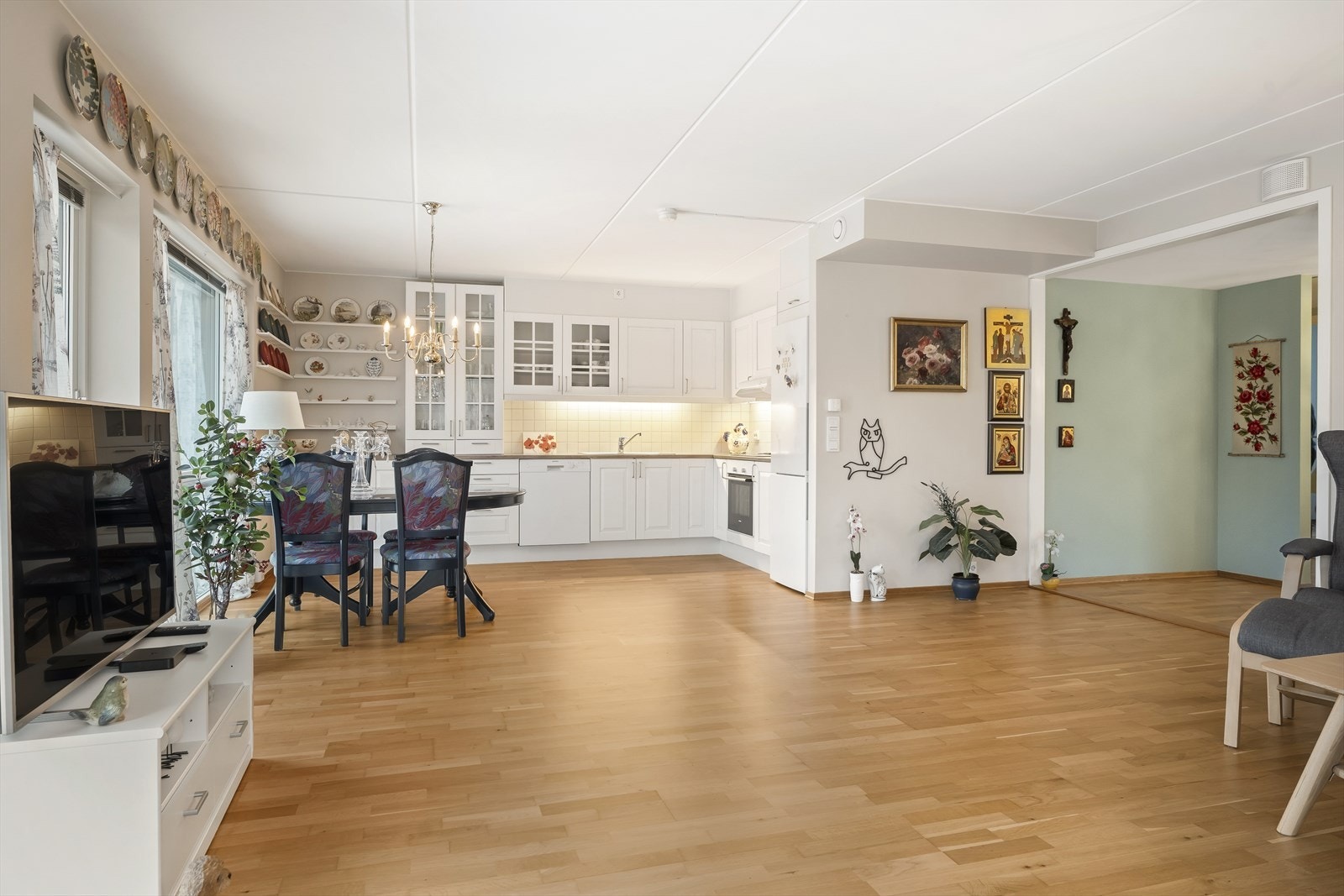 Stue med lys fra både syd og vest Galleribilde