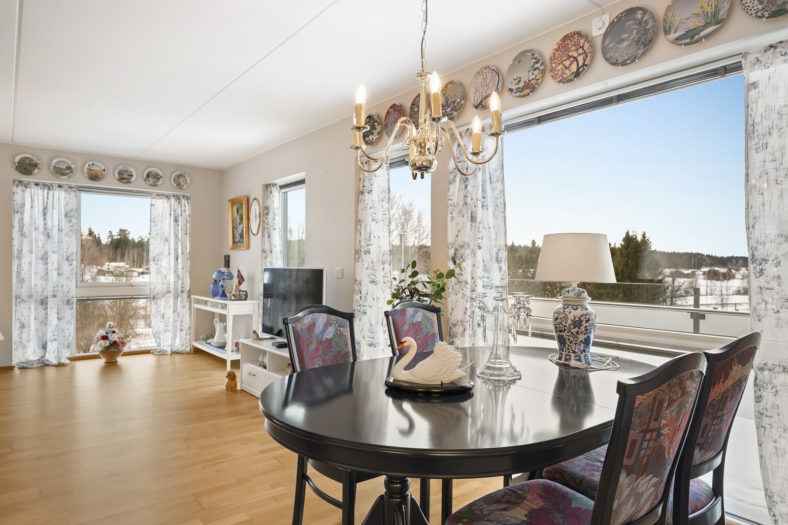 Stue med lys fra både syd og vest Galleribilde