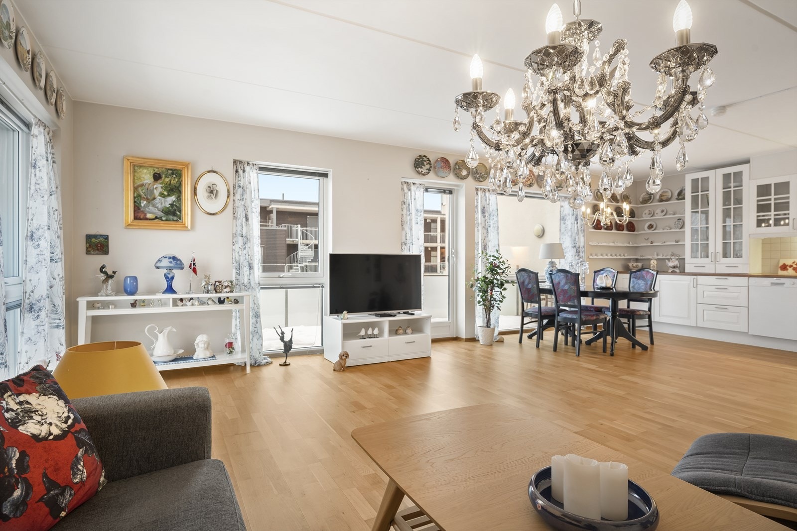 Stue med lys fra både syd og vest Galleribilde