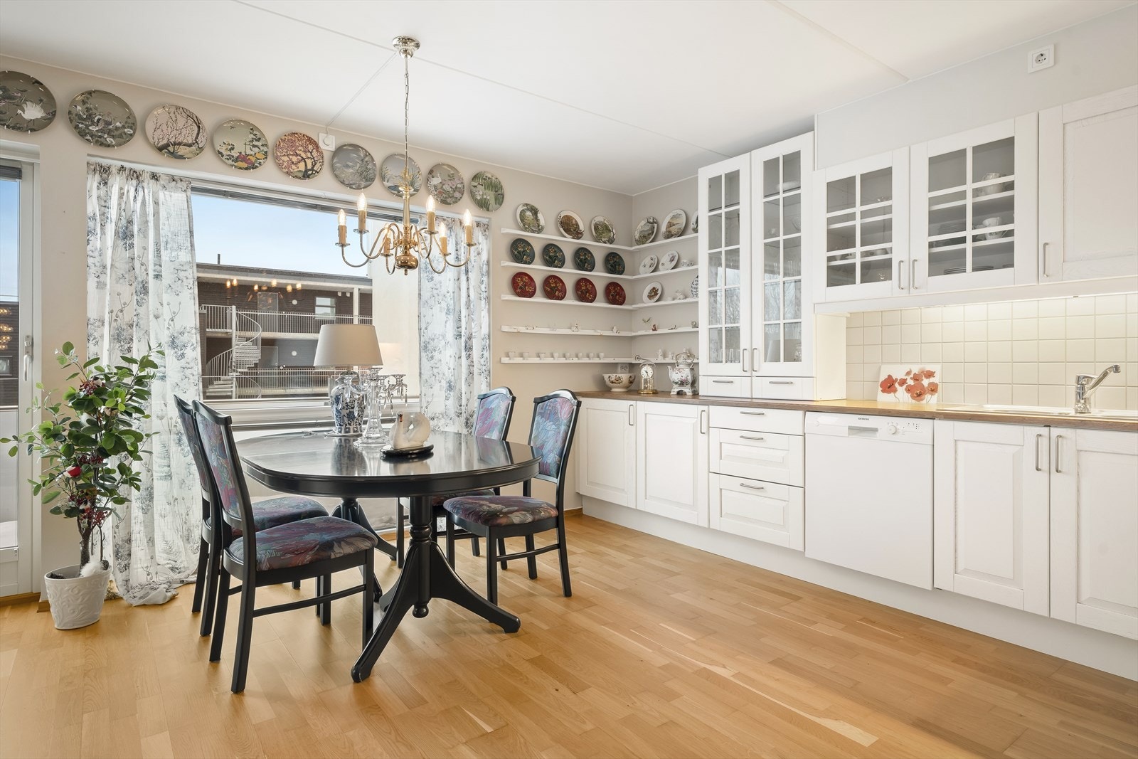 Stort kjøkken med oppgraderte profilerte skapfronter og integrerte hvitevarer Galleribilde