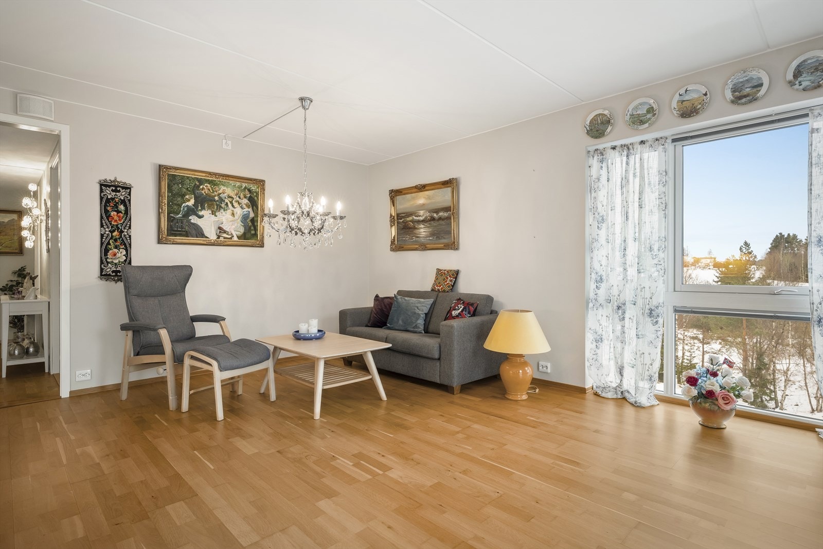 Stue med lys fra både syd og vest Galleribilde