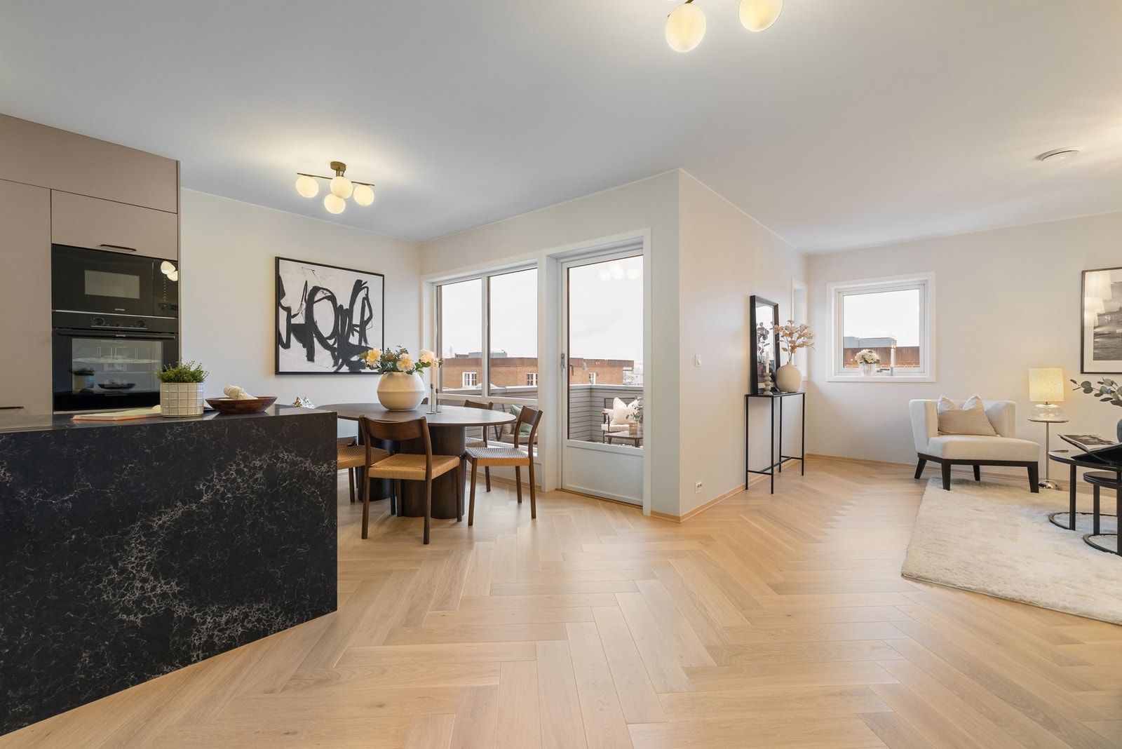 Store vindusflater mot syd og lysinnslipp fra to himmelretninger gjør at leiligheten oppleves lys og luftig. Galleribilde