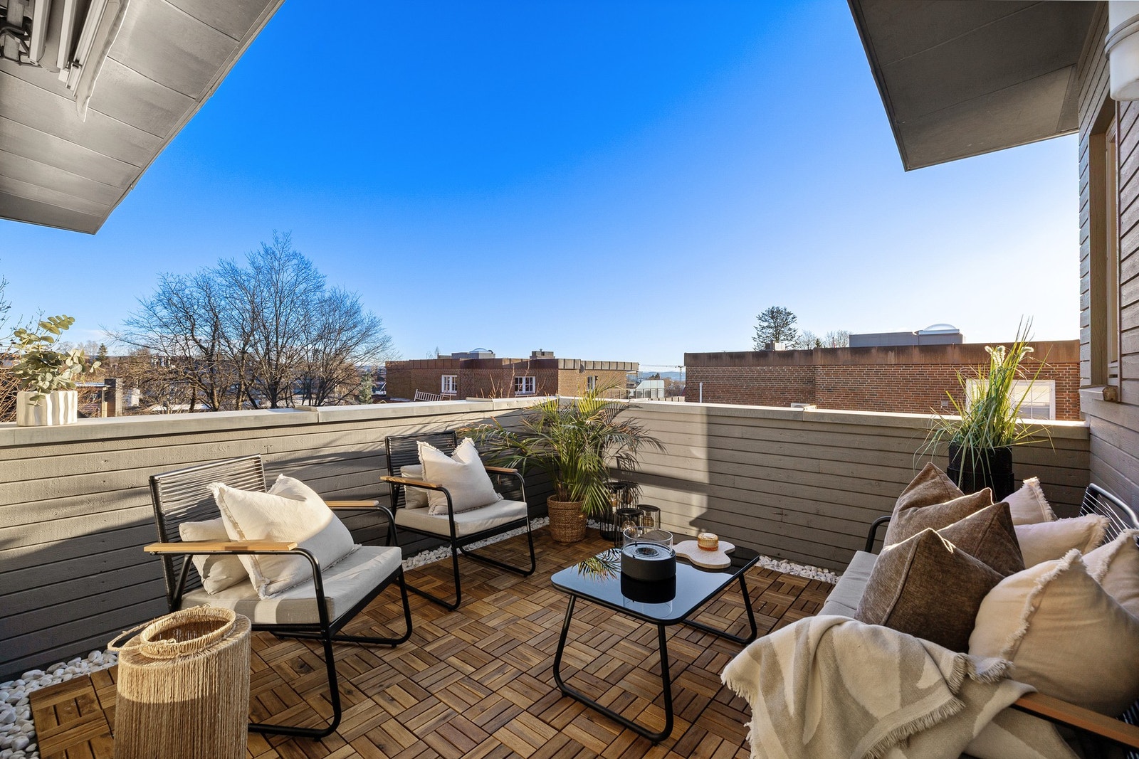 En fantastisk balkong på 9 m2 med flotte solforhold og fritt utsyn. Galleribilde