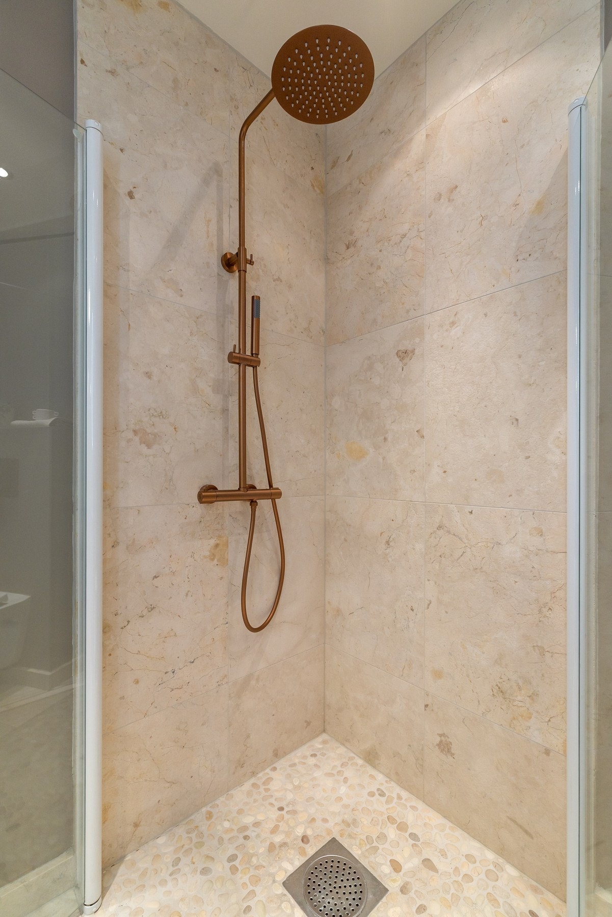 Armatur i dusjen, servant, spyleknapp til toalettet Galleribilde