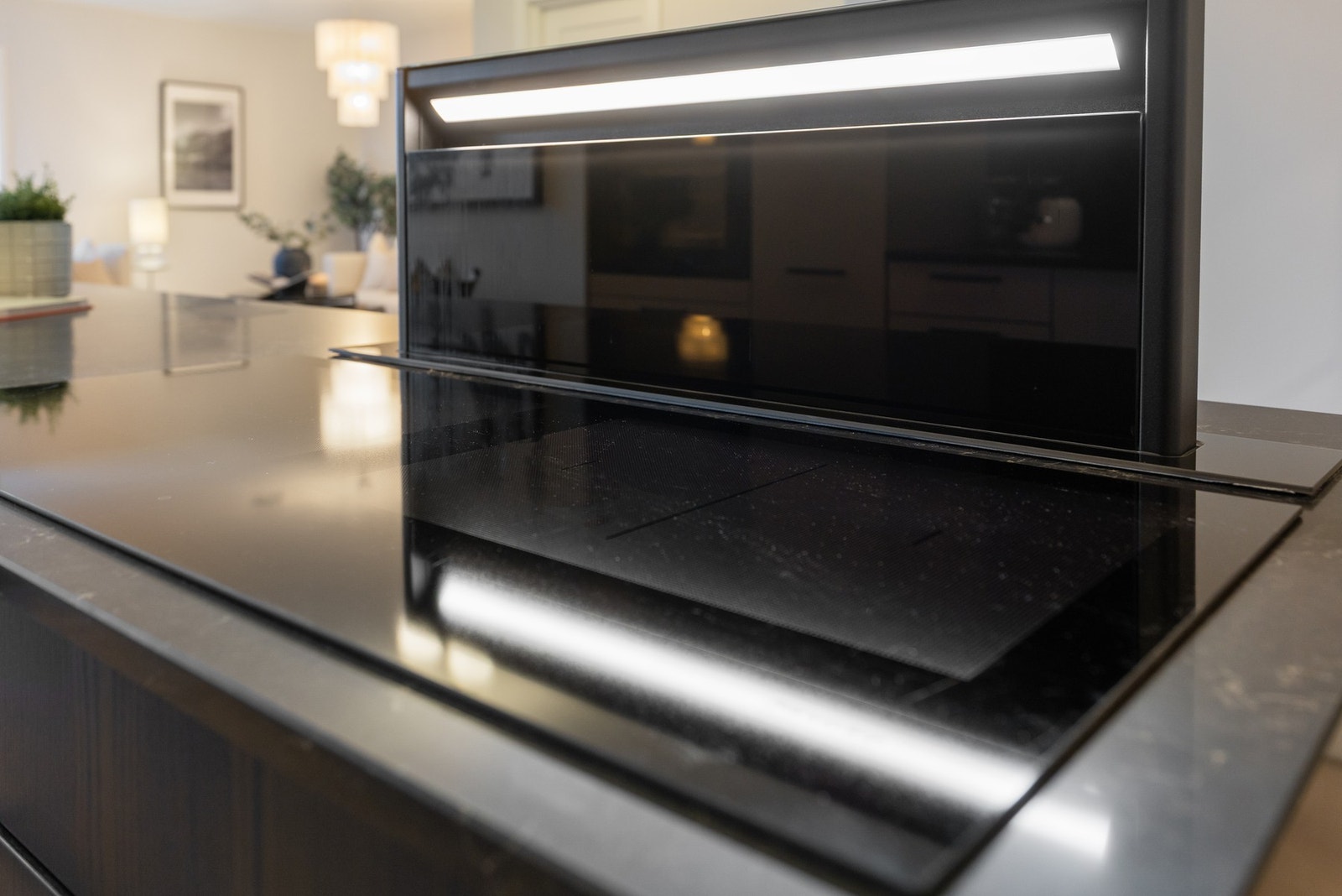 Innholdsrik hvitevarepakke med bl.a platetopp med integrert ventilator. Galleribilde