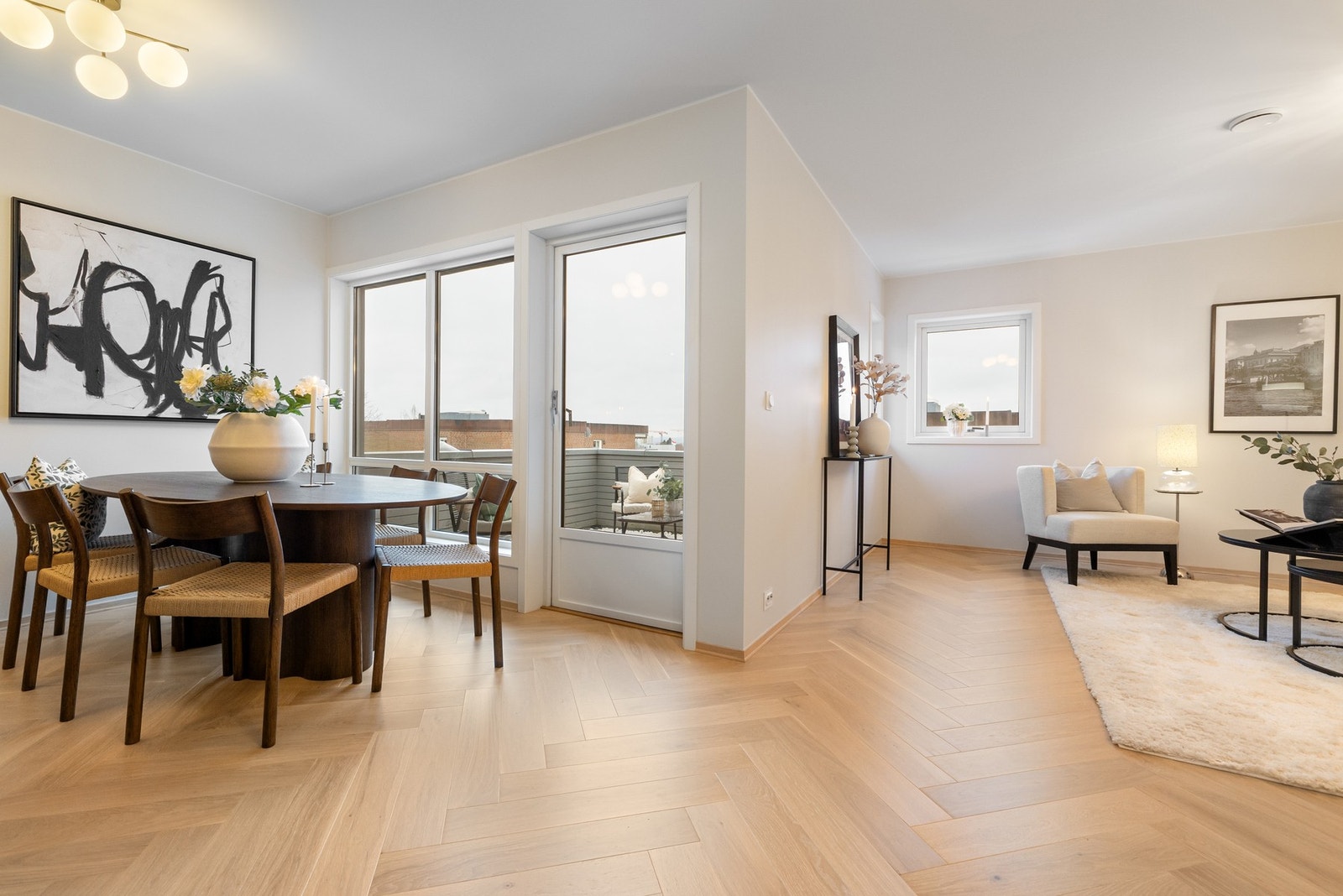 Byggets beste internbeliggenhet; øverste etasje mot syd med flotte sol/lysforhold og heisadkomst. Galleribilde