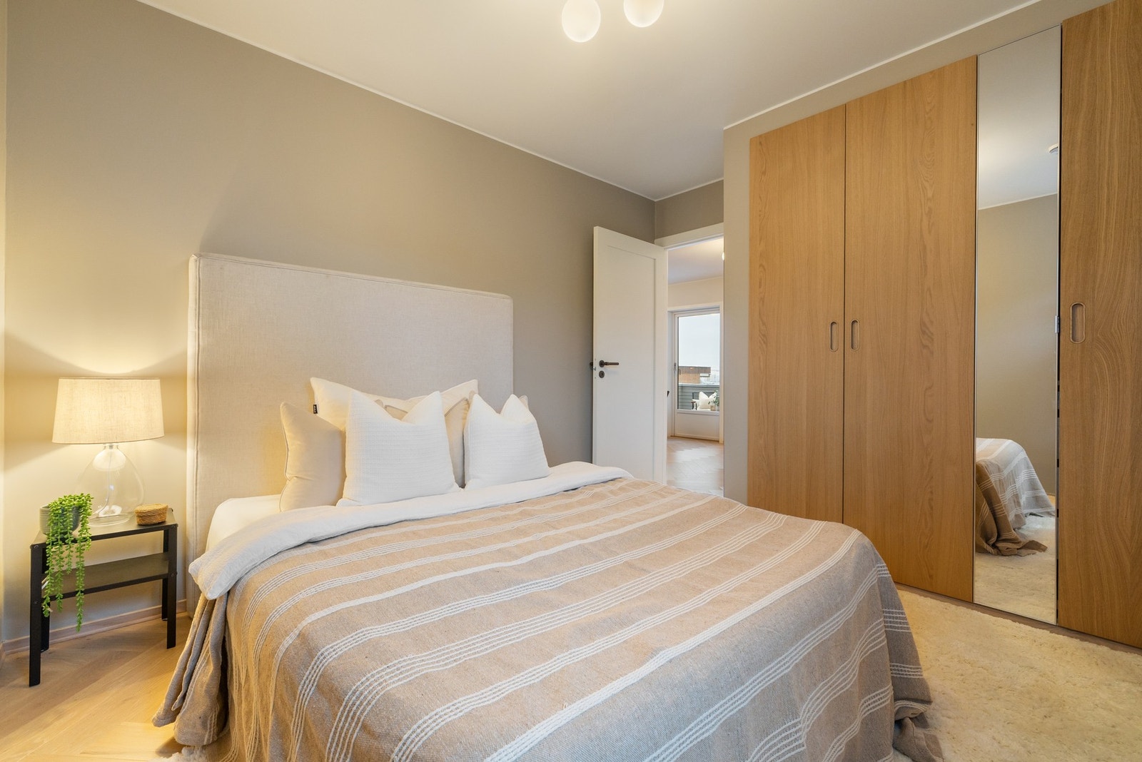 Master soverom med svært lekre, innebygde garderobeskap som medfølger. Legg merke til de påkostede dørhåndtakene i bronze. Galleribilde