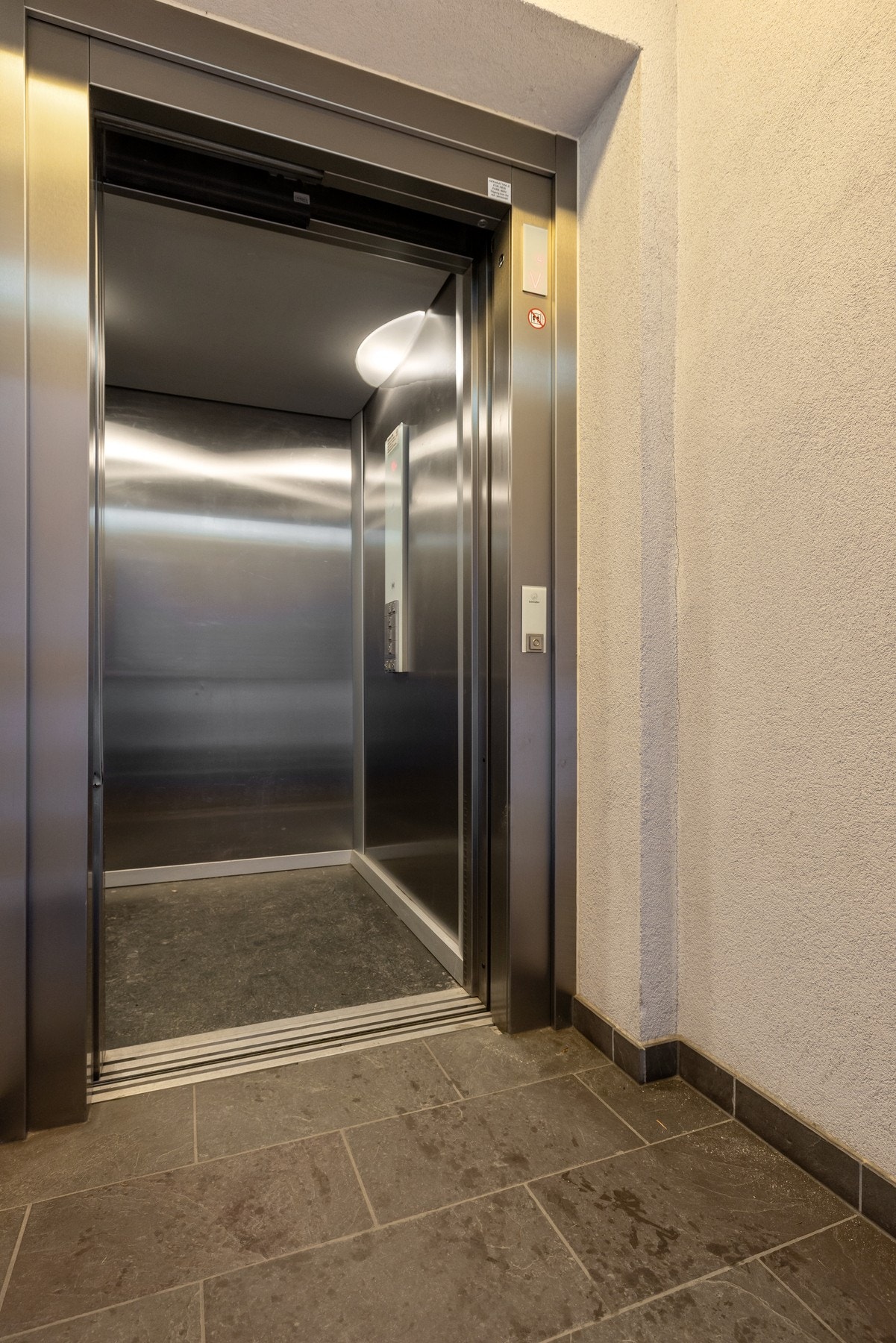 Heisadkomst til etasjeplan. Galleribilde