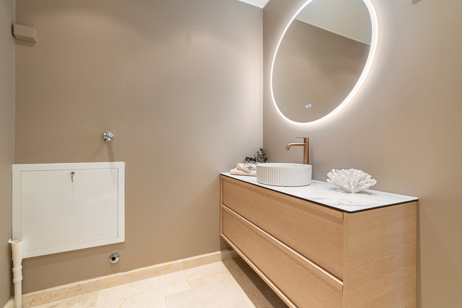 Ny innredning i nordisk eikefinér med påkostet benkeplate. Speil med integrert belysning. Galleribilde