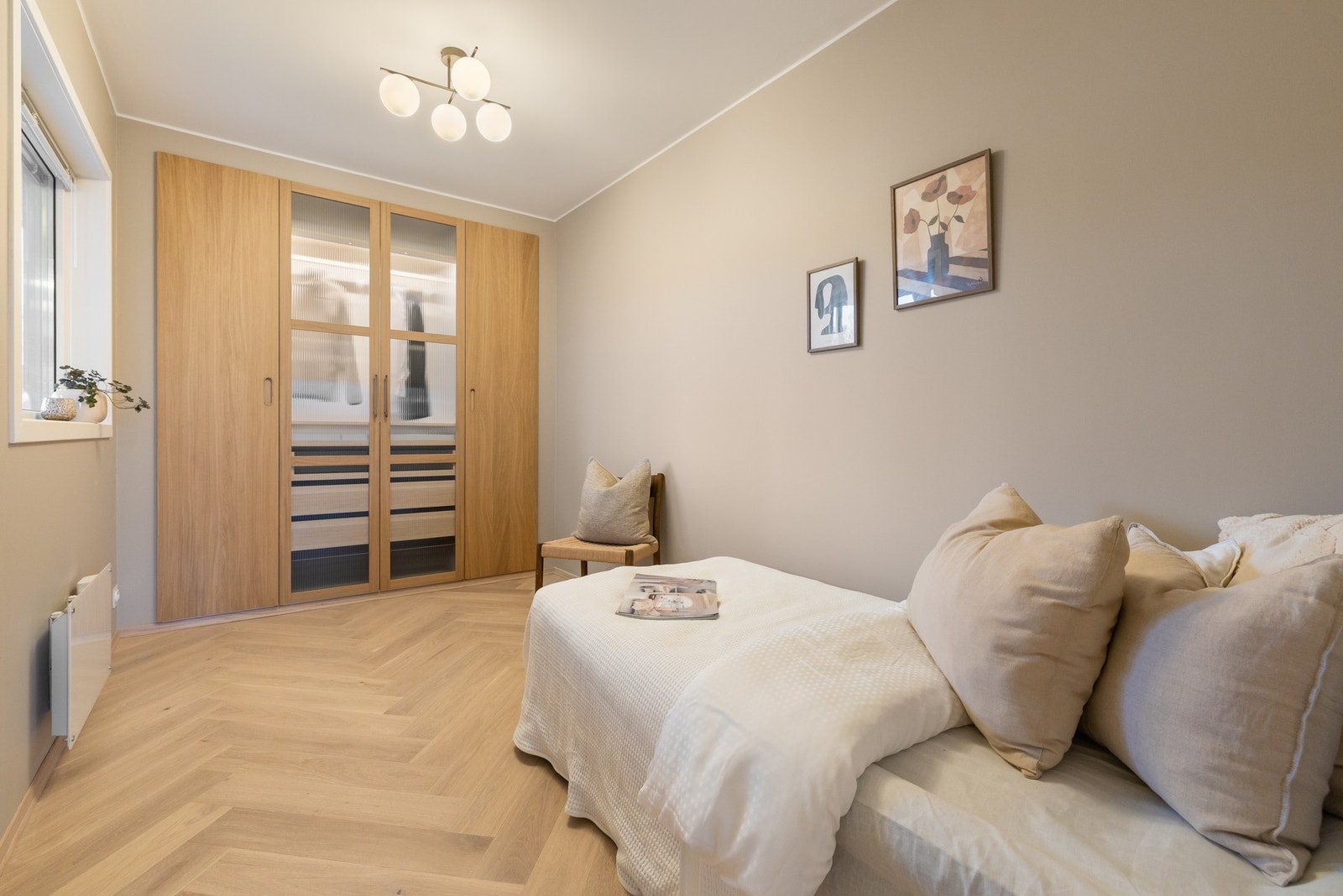 Soverom 2 er også av god størrelse med innebygde garderobeskap og plass til dobbeltseng. Galleribilde