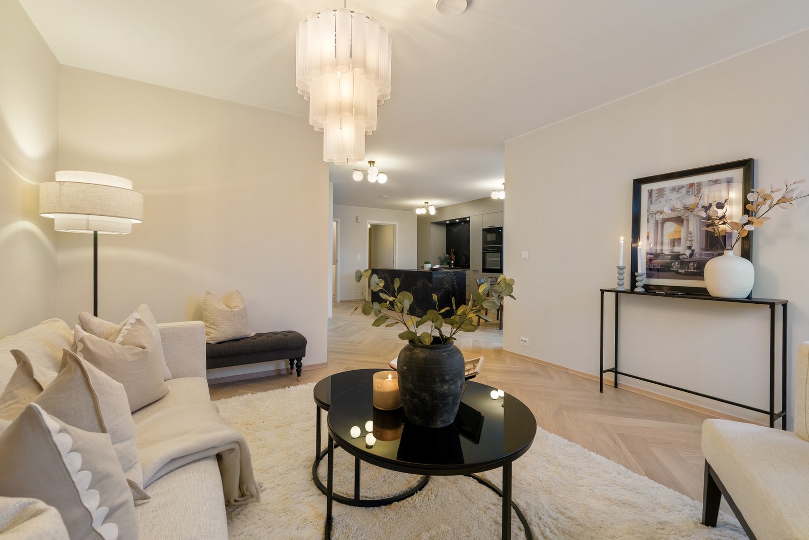 TV-stuen er fint adskilt fra kjøkkenet. Enkelt å innrede med TV på vegg. Galleribilde