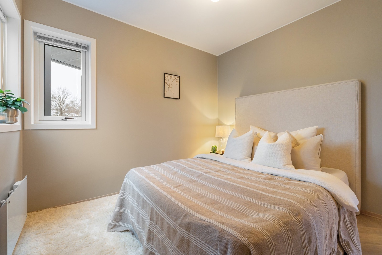 God plass til dobbeltseng og nattbord på begge sider. Galleribilde