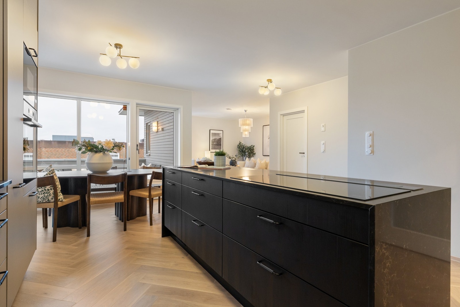 Romslig kjøkkenøy i åpen og sosial løsning mot spisestue - perfekt for middagsgjester. Galleribilde