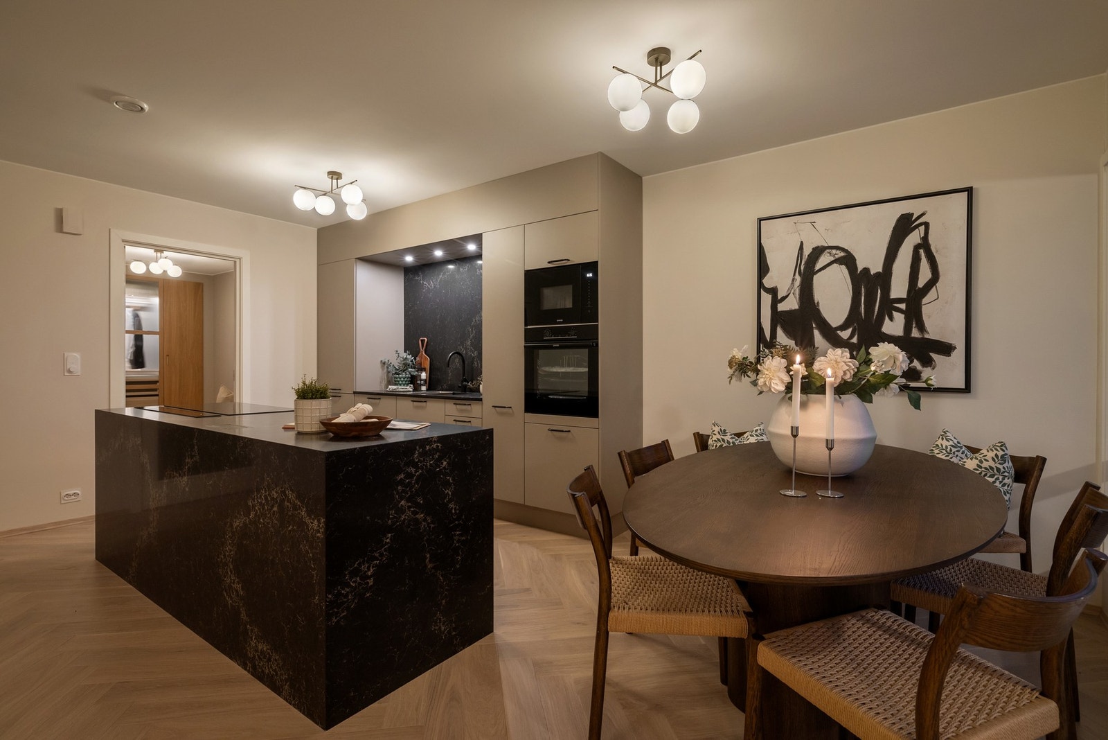 Balansert ventilasjon, gulvvarme og moderne bygningskonstruksjoner fra 2008 sørger for et behagelig inneklima hele året. Galleribilde