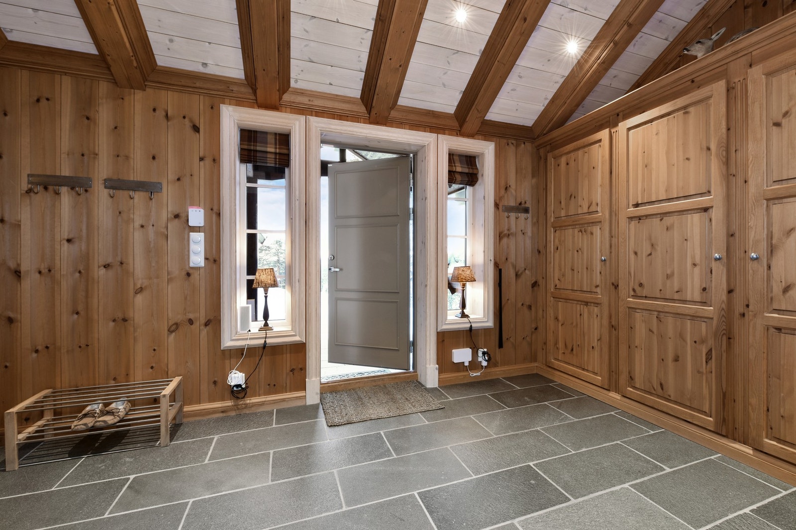 Gangen har røstet tak med fliser på gulvet. Galleribilde