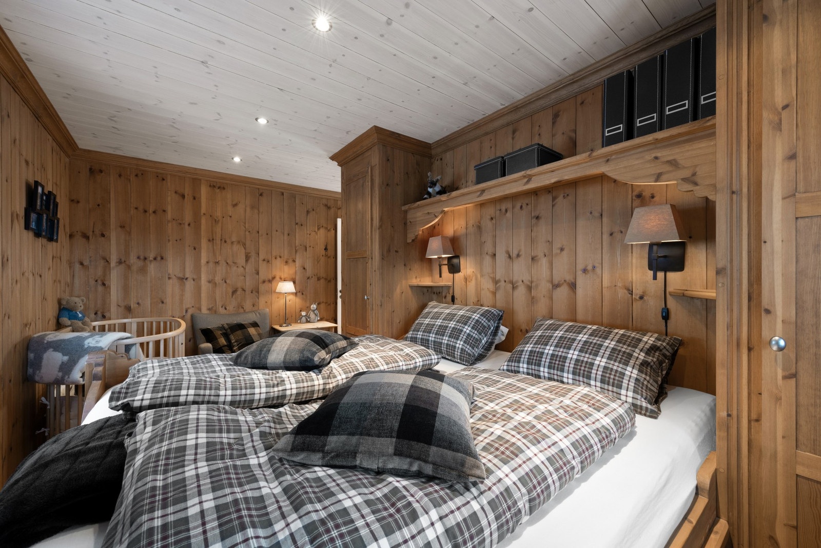 Hytta har 5 soverom. 2 i første etasje og 3 i underetasjen. Galleribilde