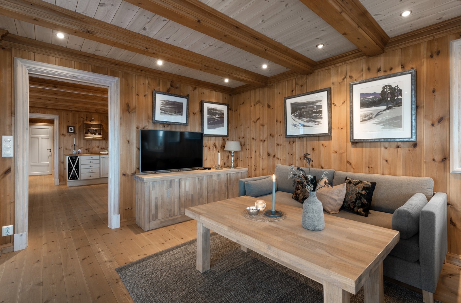 Hytta har en gjennomført stil i alle rom. Galleribilde