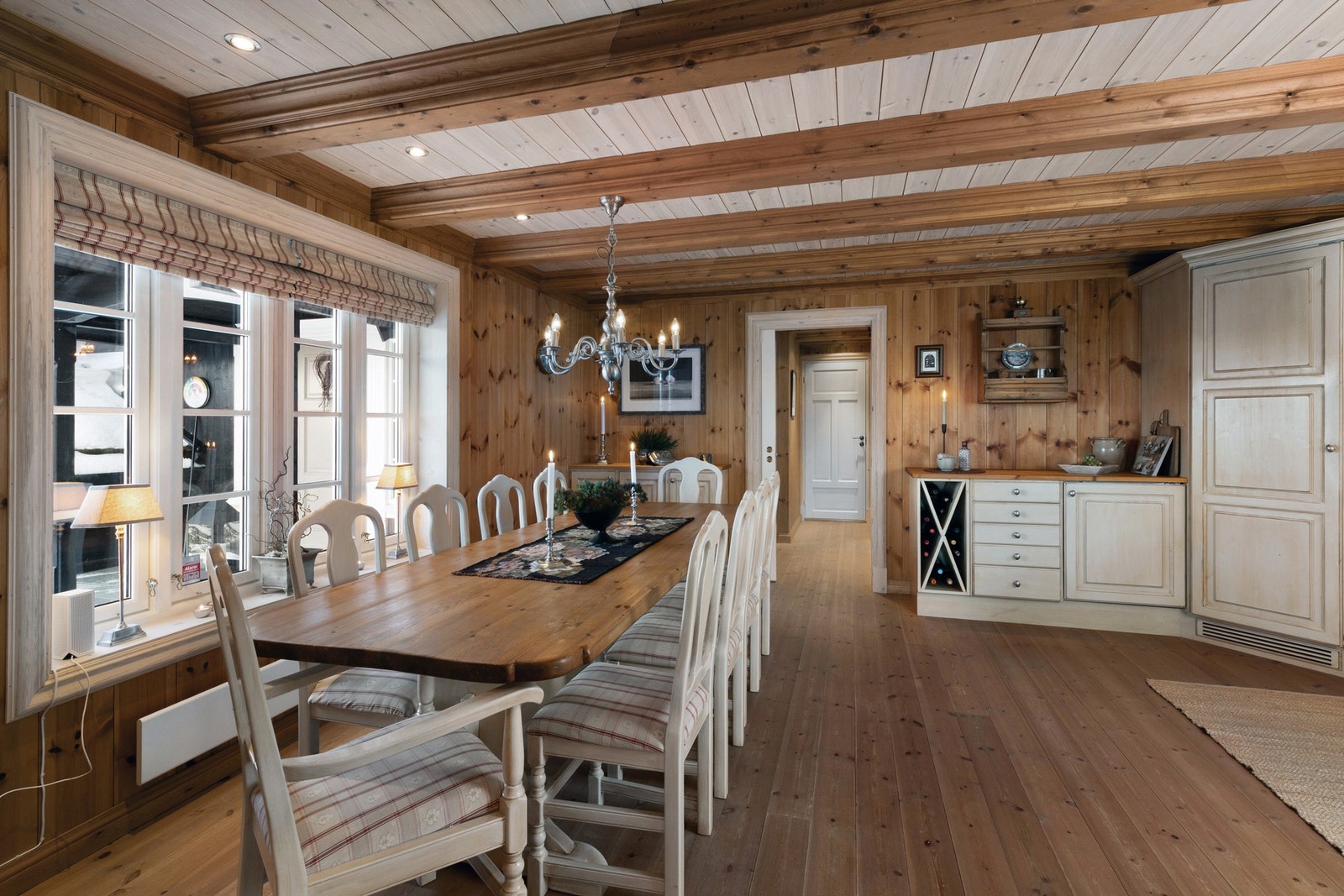 Plass til en stor spisegruppe ved kjøkkenet. Galleribilde