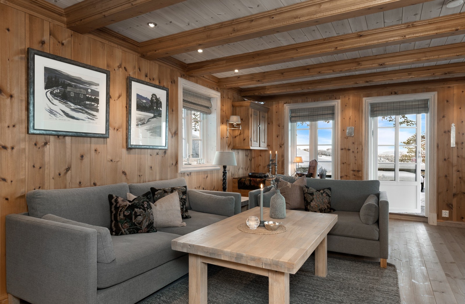 Stuen har plass til en sofagruppe. Enkel utgang til verandaen. Galleribilde