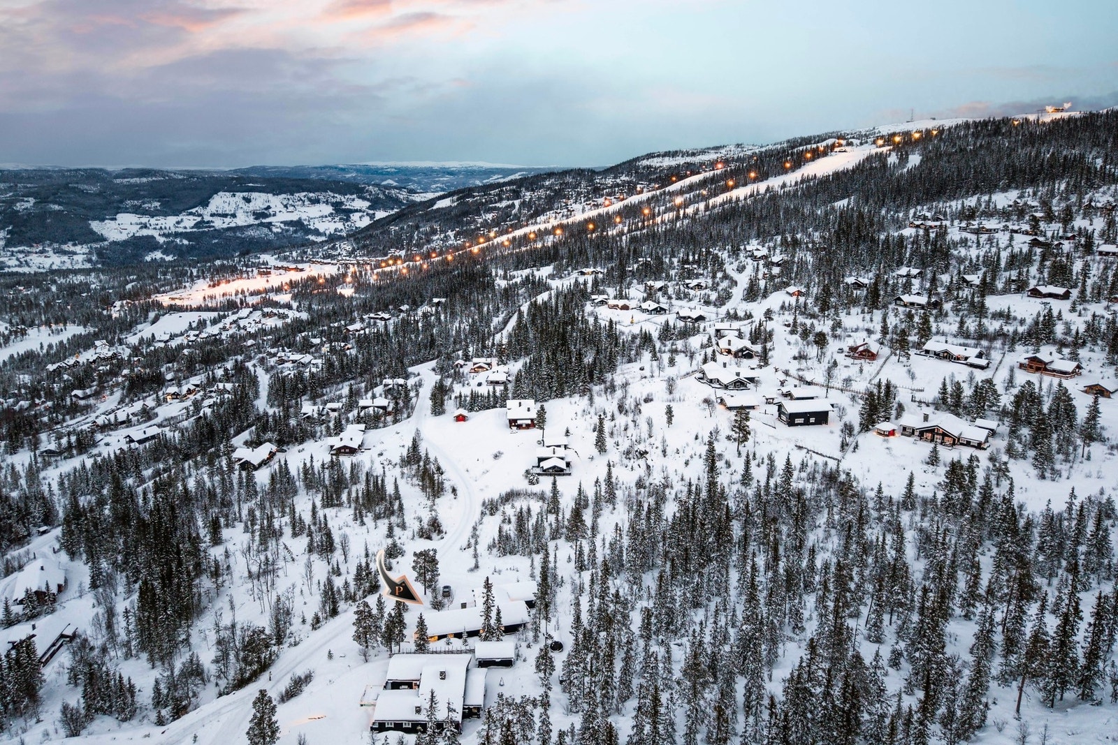Hytta ligger ca 24 min unna Nesbyen sentum som har flere fasiliteter. Galleribilde