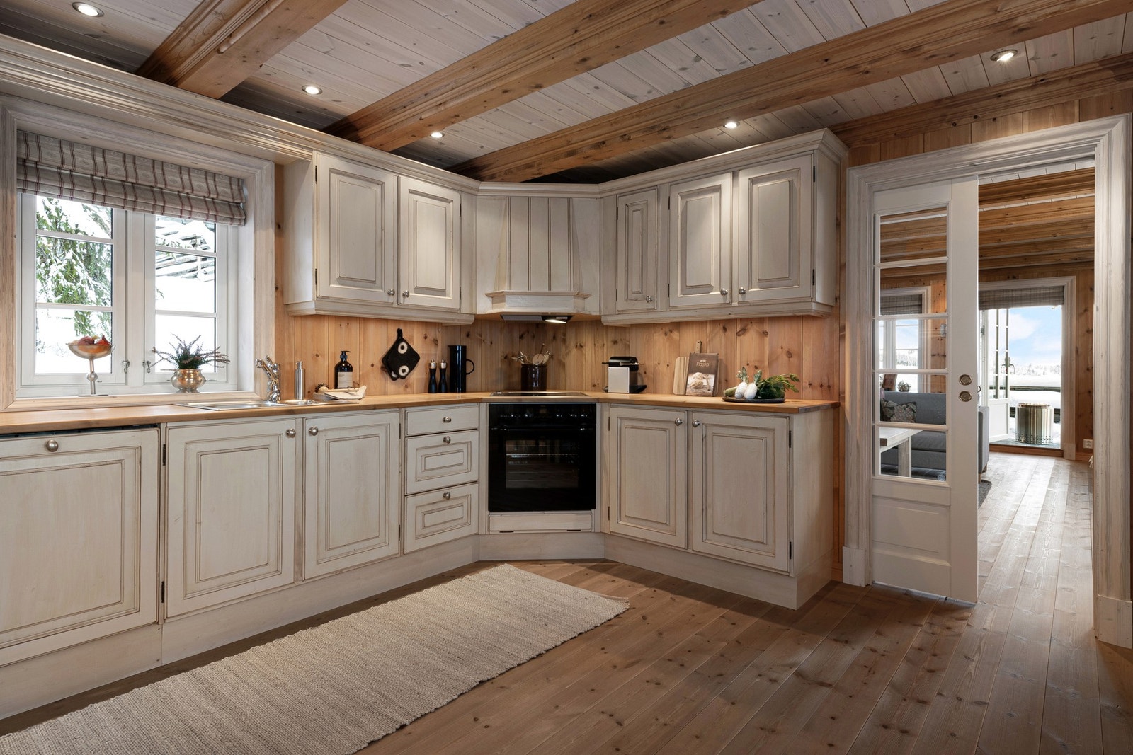 Romslig kjøkken med god plass til både oppbevaring og matlaging. Galleribilde