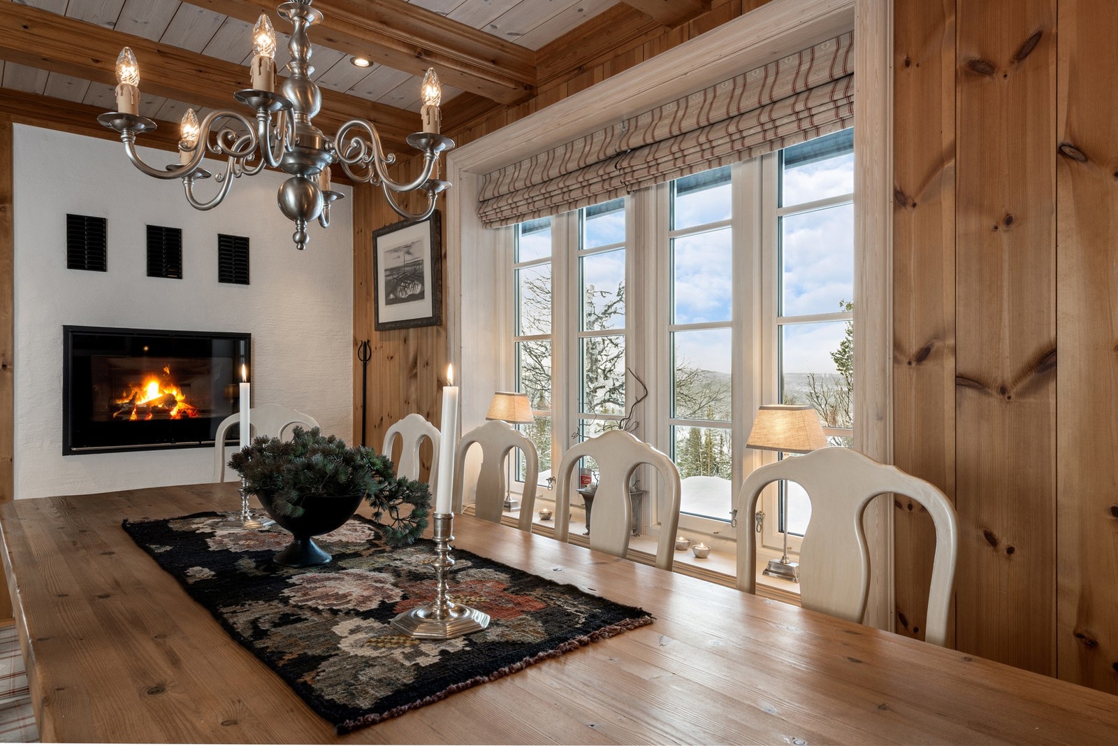 Nyt måltider ved peisovnen. Galleribilde