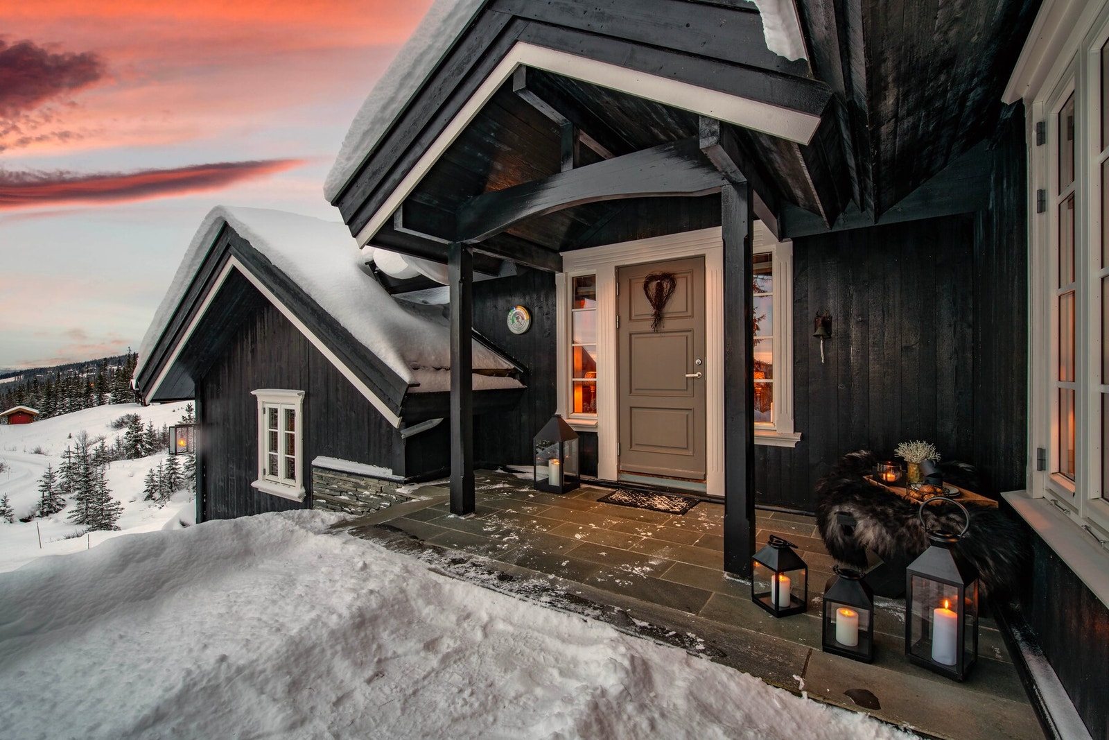 Overbygd inngangsparti med fliser på bakken. Galleribilde