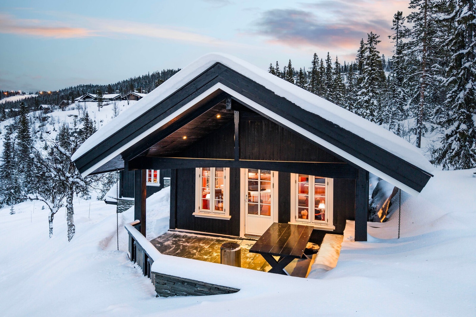 Hytta har to verandaer, er på hver side av hytta. Galleribilde