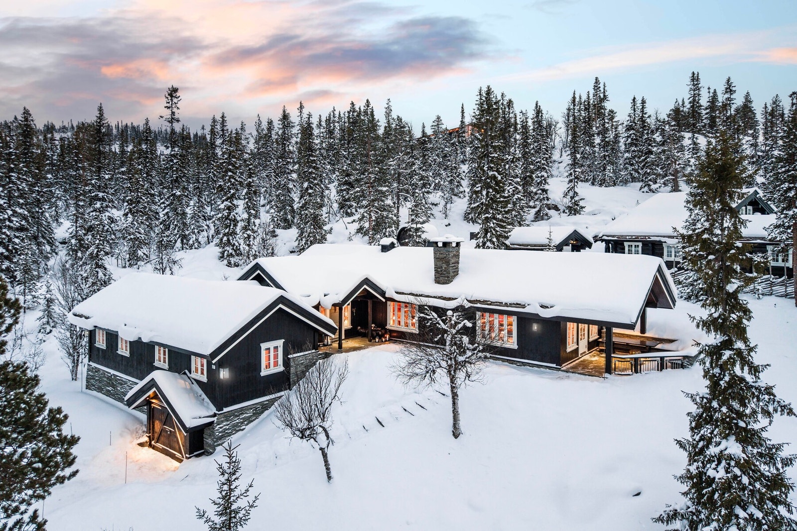 Privatmegleren Hallingdal v/ Morten Liavaag har gleden av å presentere Rypefotvegen 27!
Bilder tatt av fotograf Per Andre Andersen. Galleribilde