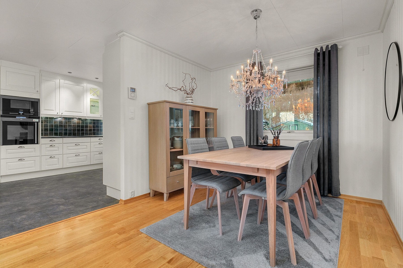 Spisestue ved kjøkkenet Galleribilde