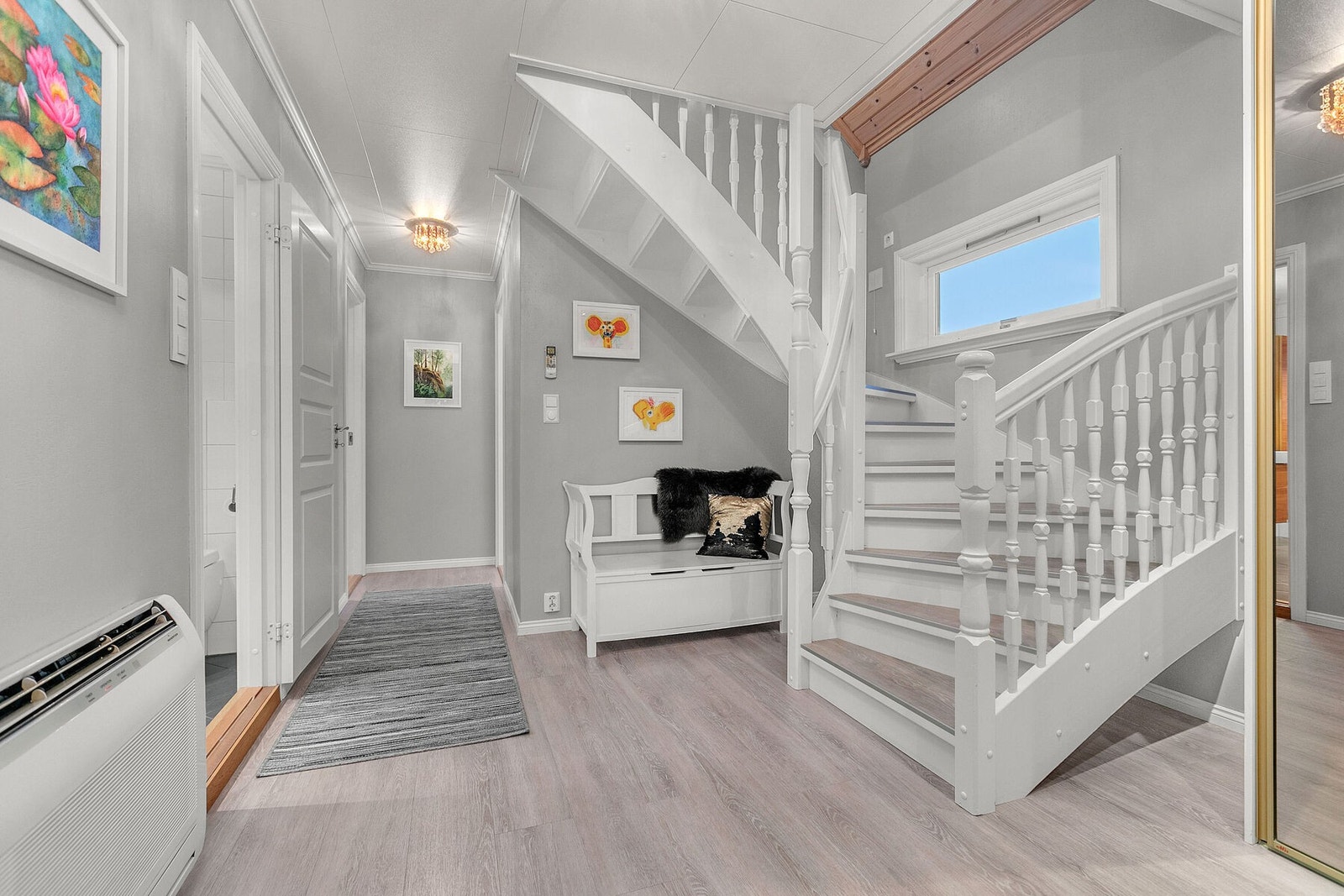 Romslig hall ved entré Galleribilde