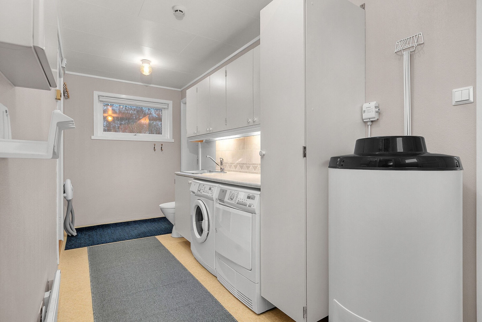 Praktisk vaskerom med utgang til mark. Galleribilde