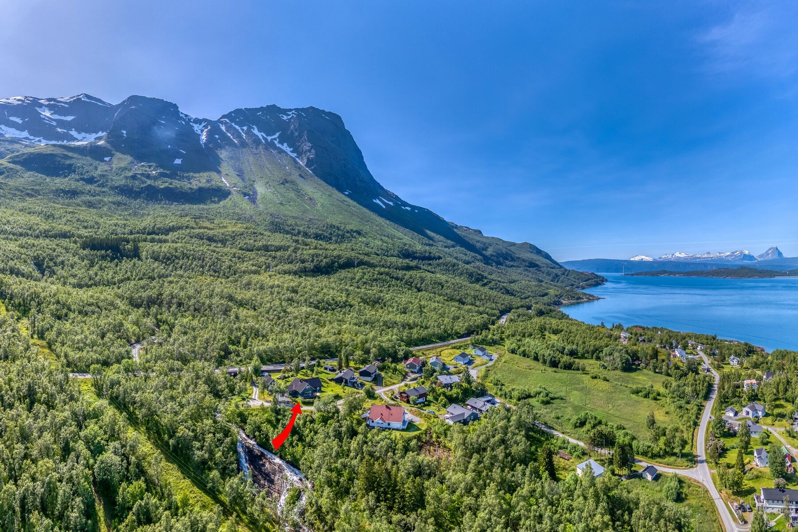 Fra eiendommen er det noen minutters kjøretur til sentrum av Narvik. Få også med deg at det er kort vei til turområder, hav og fjell. Galleribilde