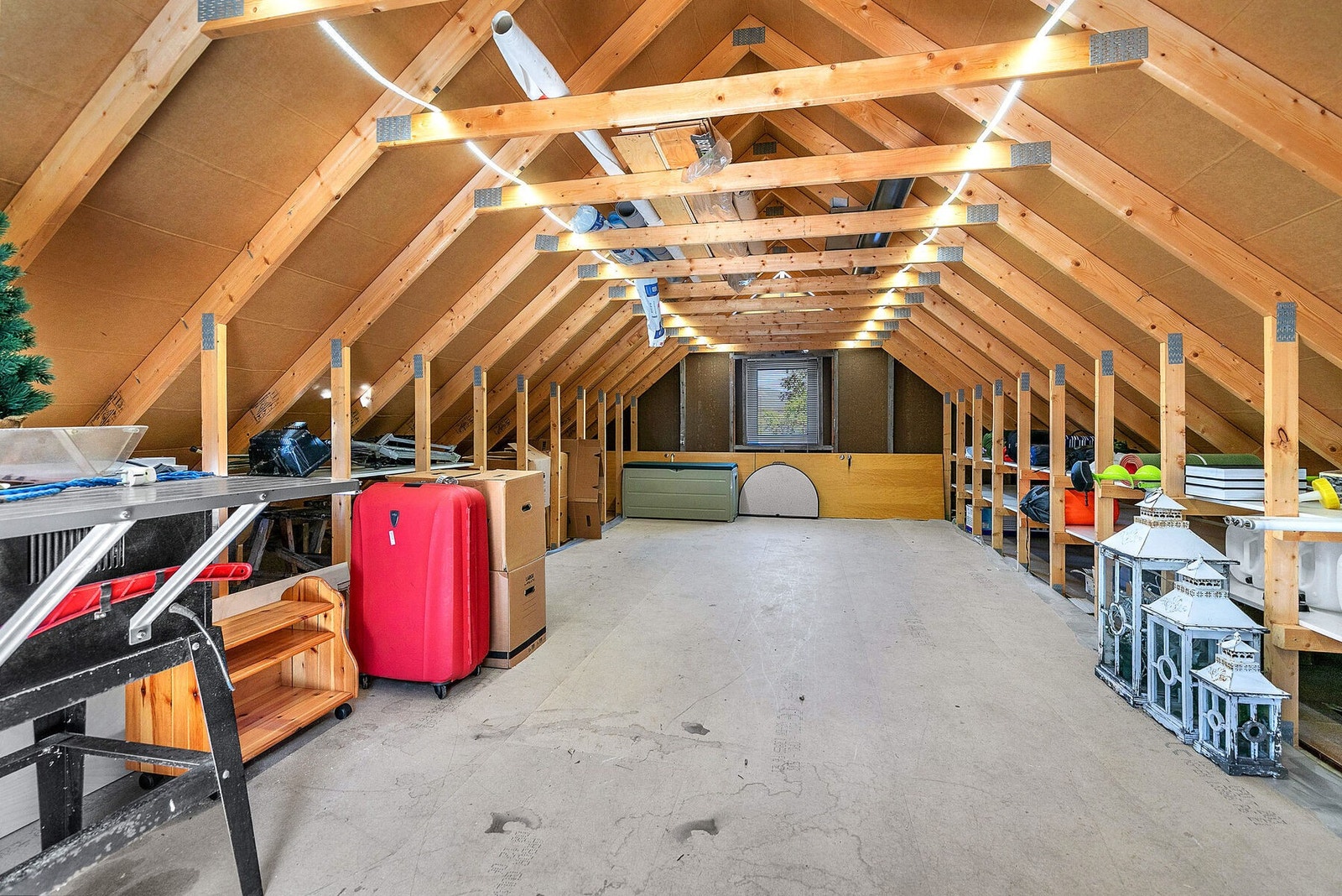 Garasjeloft med fantastiske lagringsmuligheter Galleribilde