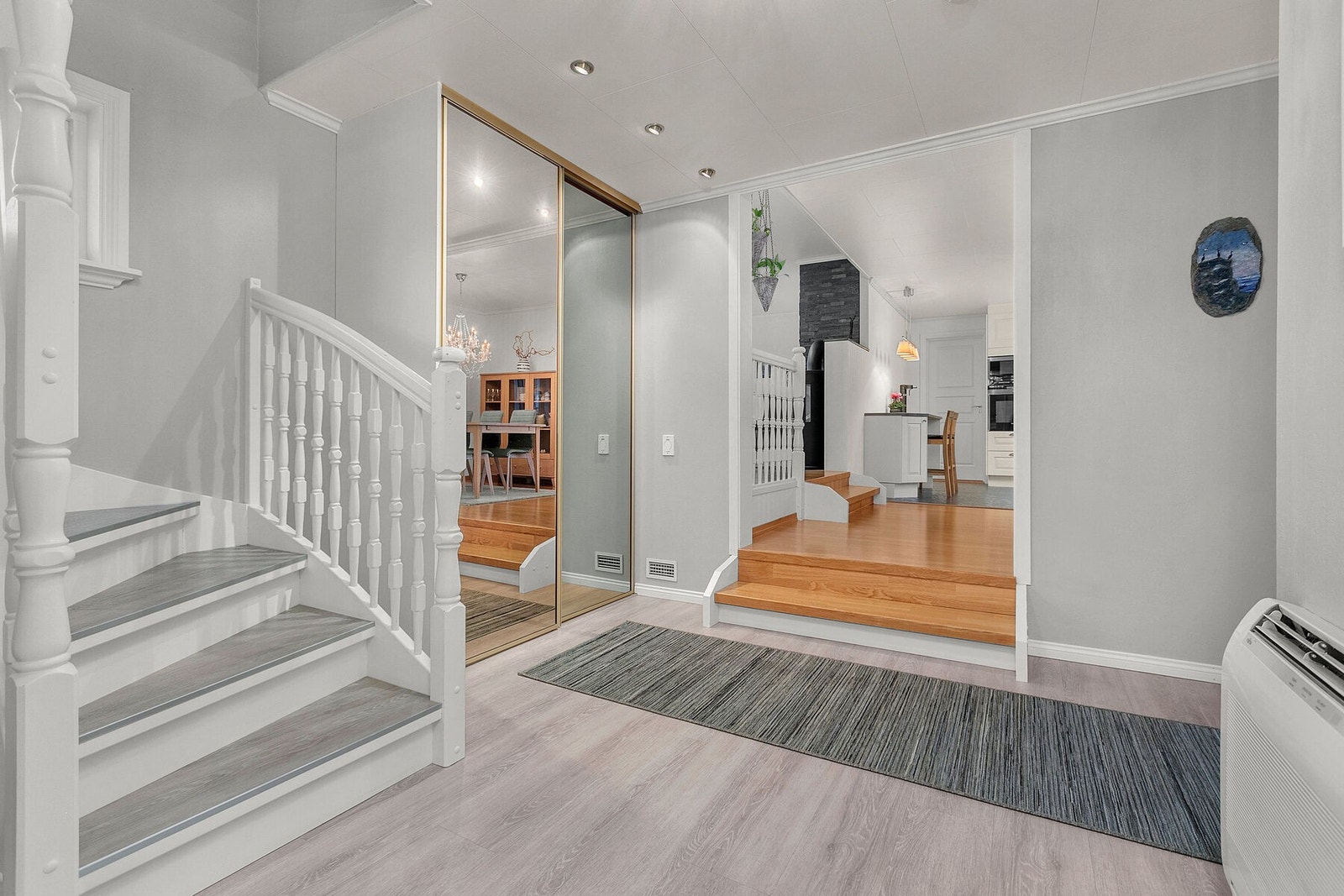 Skyvedørsgarderobe, varmepumpe og spotter i tak i hall Galleribilde