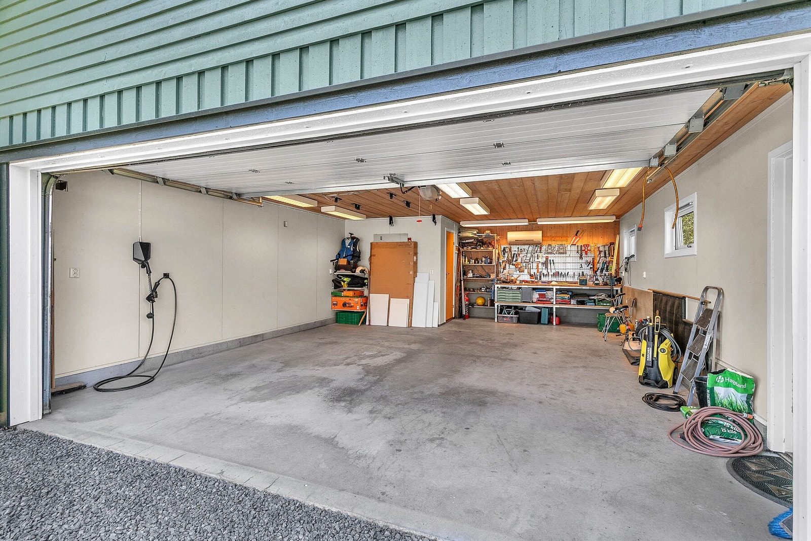 Garasje med varmpumpe, elbillader og god plass. Galleribilde