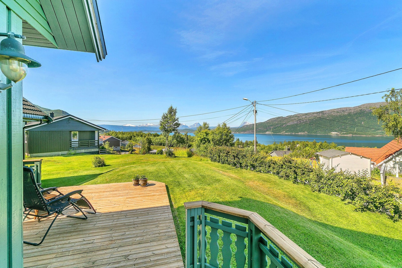 Terrasse på boligens fremside Galleribilde