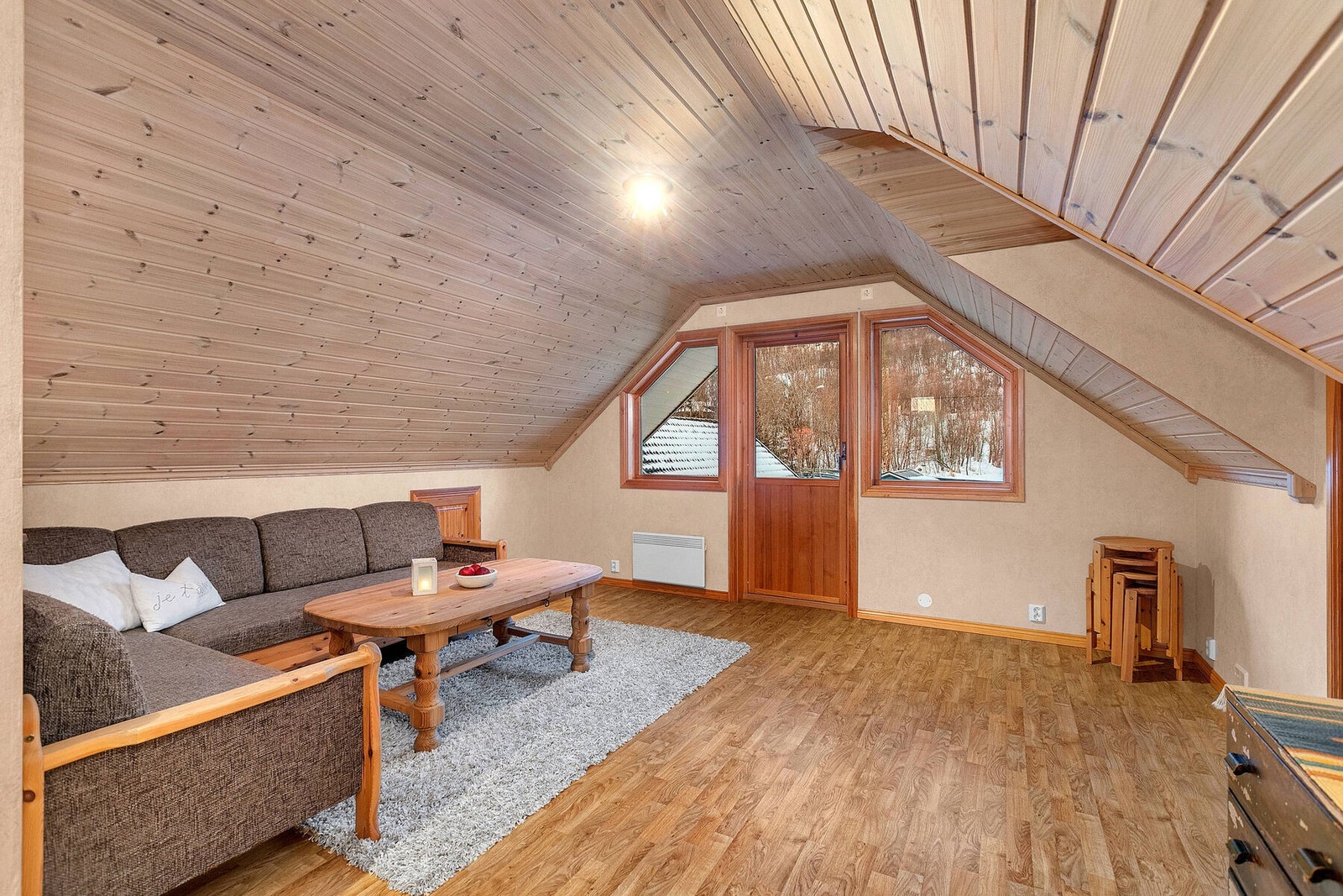 Fra loftstuen er det utgang til balkong. Galleribilde