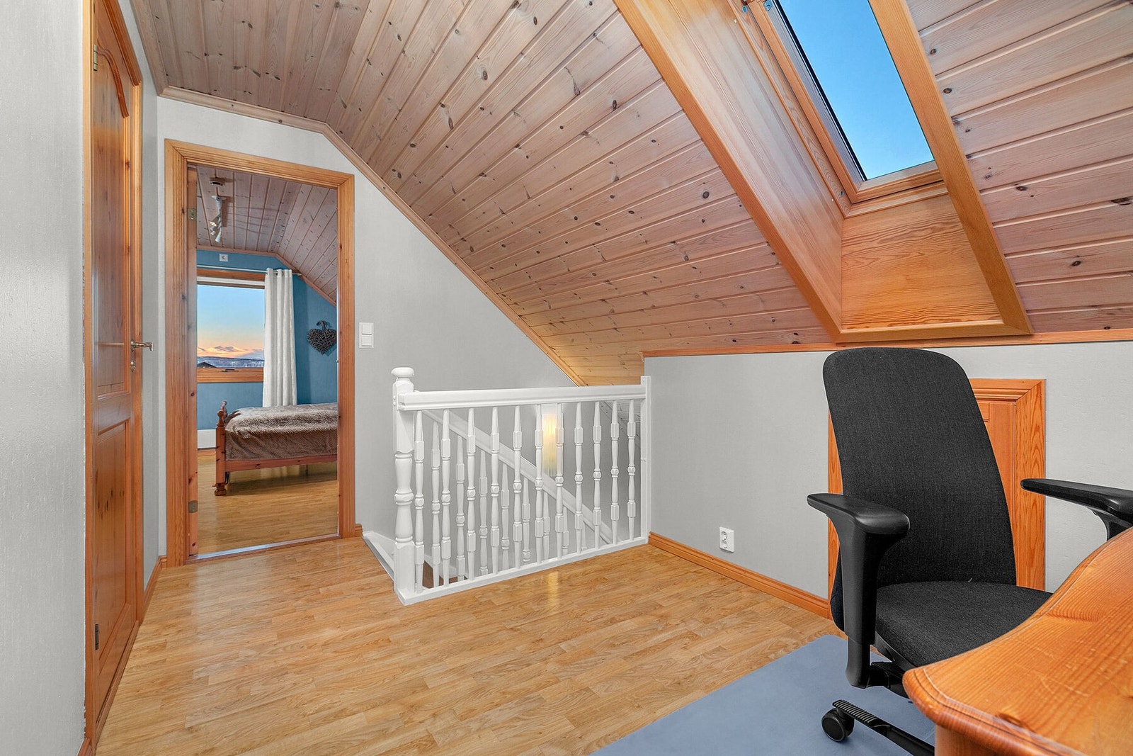 Kontorplass i loftsgang Galleribilde