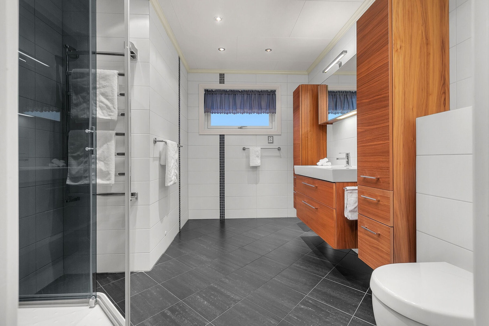 Bad med fliser og varme i gulv. Galleribilde