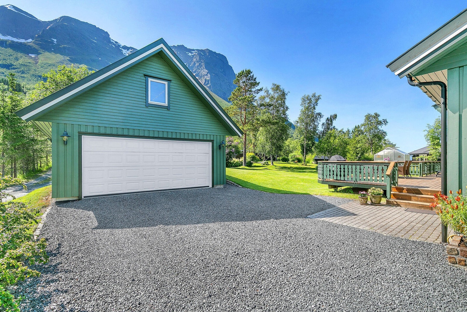 Boligen har praktisk og romslig dobbelgarasje med bodplass på loftet Galleribilde