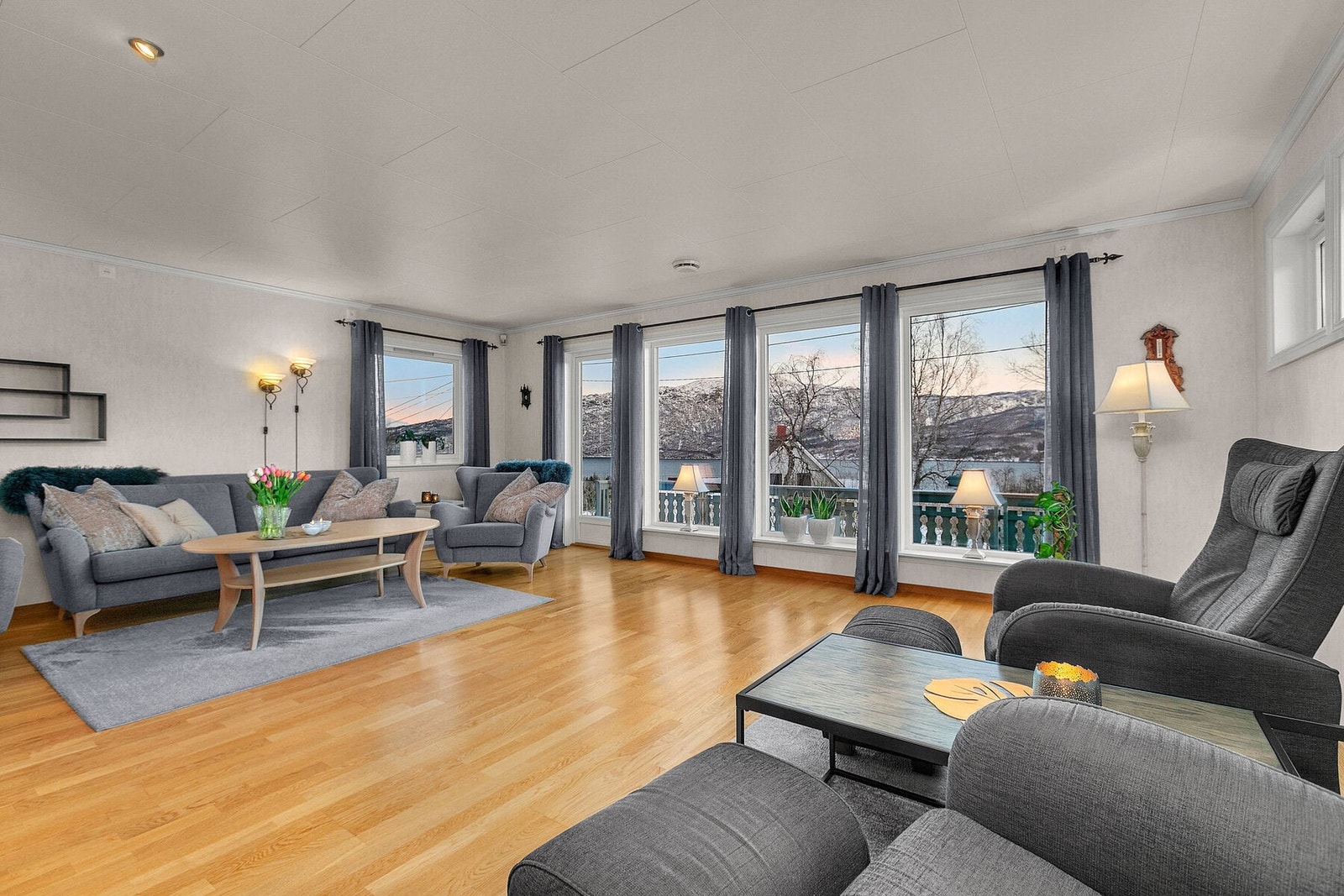 Flott utsikt mot fjord og fjell fra stuen Galleribilde