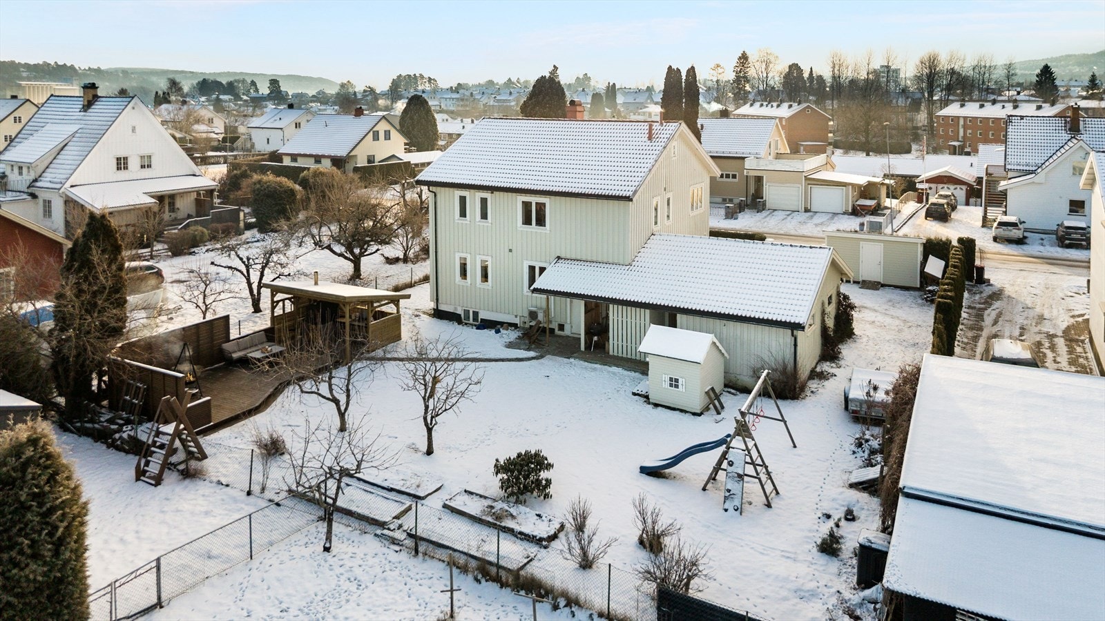 Romslig tomt som byr på lek og moro. Galleribilde