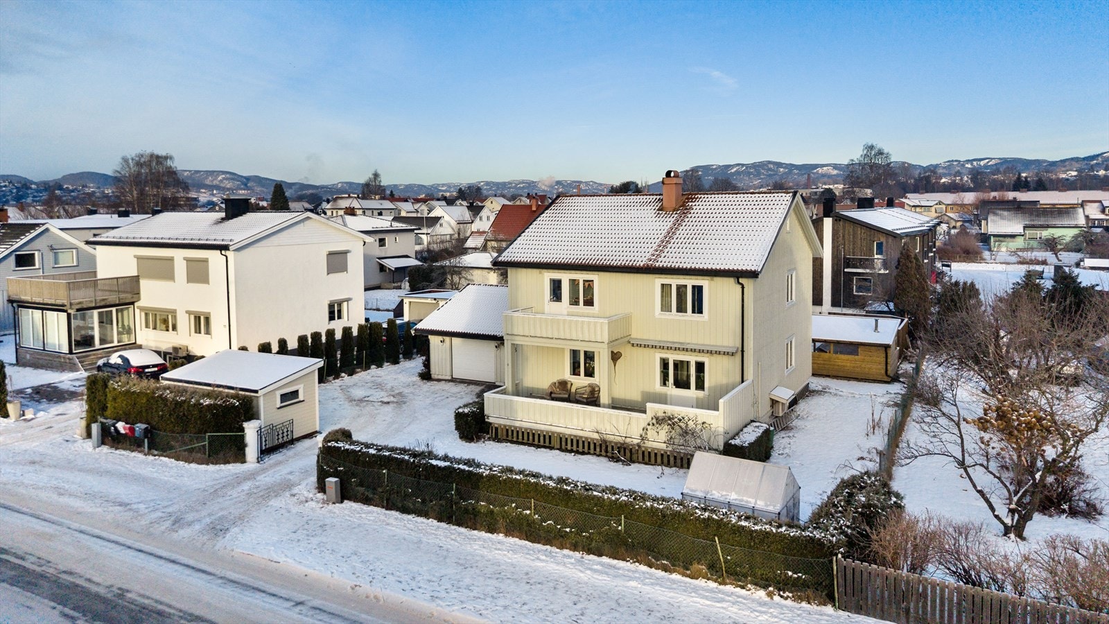 Innholdsrik tomt med uteareal som byr på det meste. Galleribilde