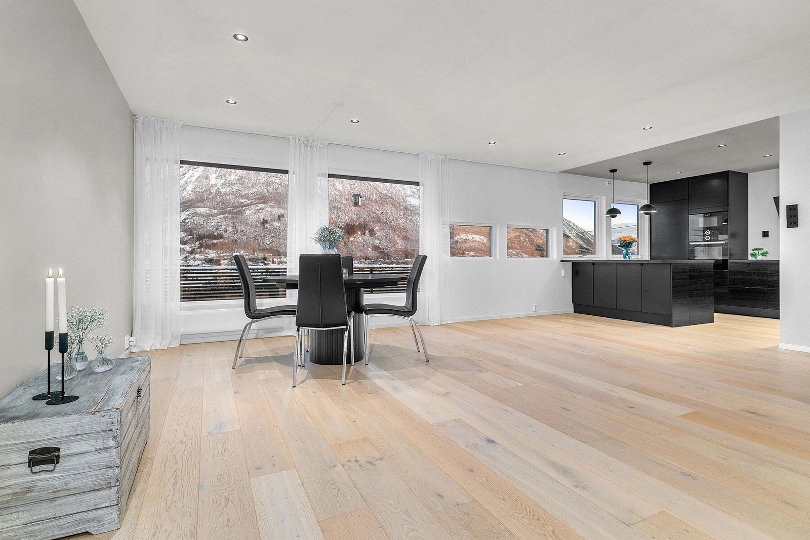 Åpen løsning mot kjøkken Galleribilde