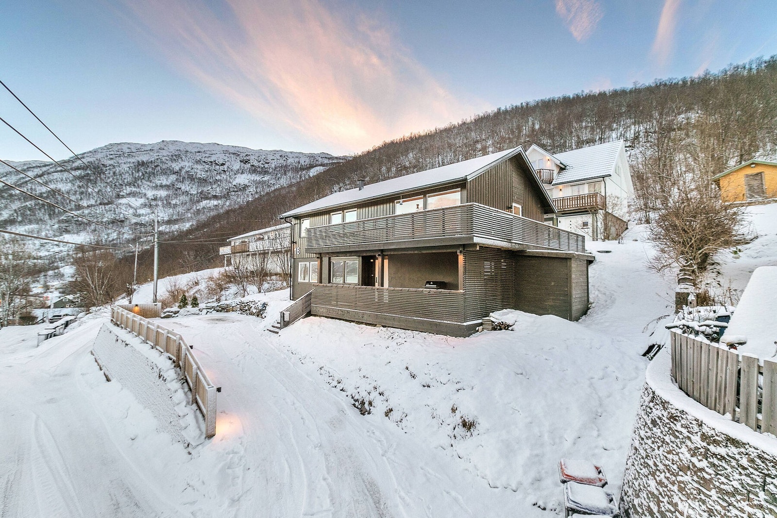 Eiendommen har godt med parkering og fine uteplasser på veranda og terrasse. Galleribilde