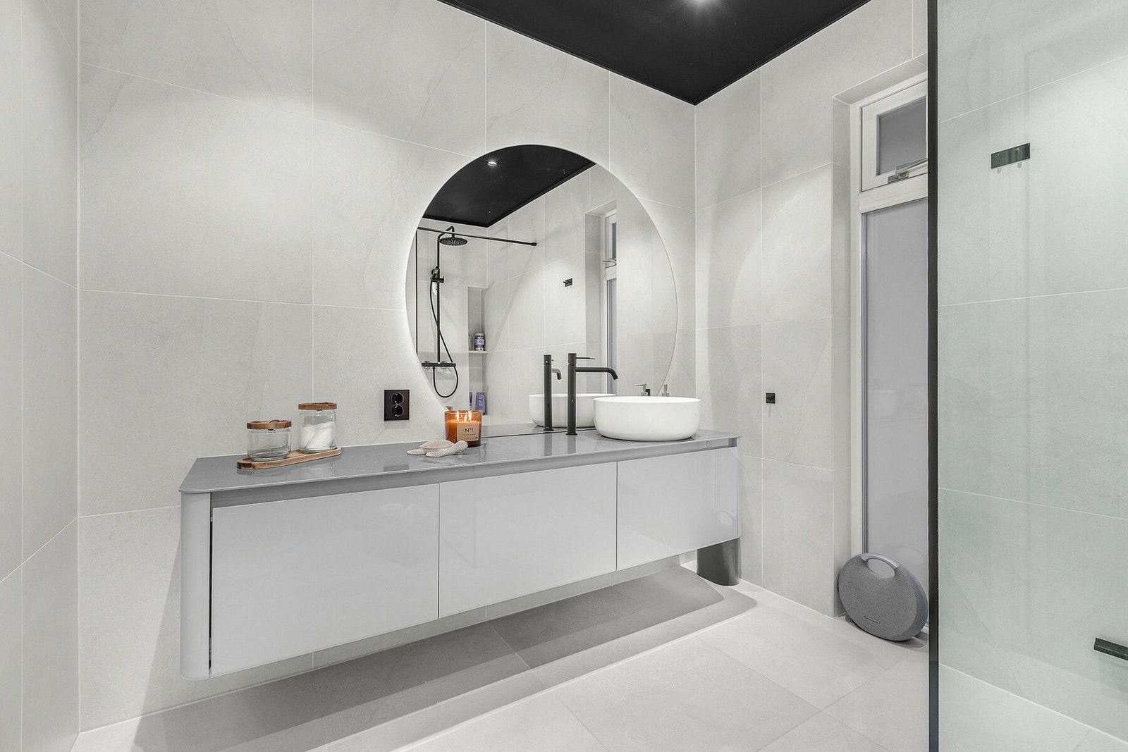 Delikat og helfliset bad med varme i gulv og spotter i tak. Galleribilde